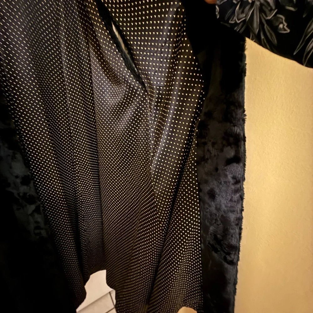 SOLD ELSEWHERE!!!!   FLOOR LENGTH FAUX FUR OPERA CAPE, BLACK - Picture 3 of 7